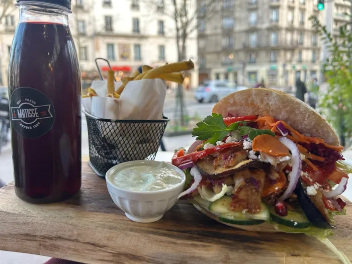 Kebab Berliner Matisse servi avec frites maison et citronnade