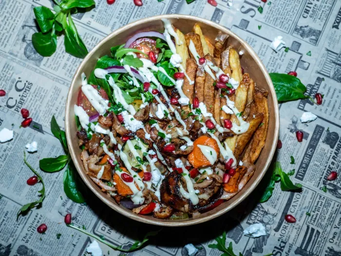 Bowl Berliner : viande kebab, frites maison, salade, feta et grenade