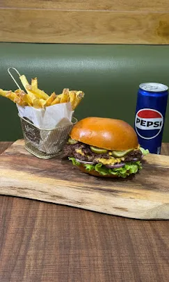 Smash burger maison avec panier de frites maison