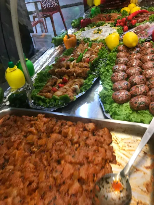 Viandes marinées et boulettes préparées maison, en vitrine